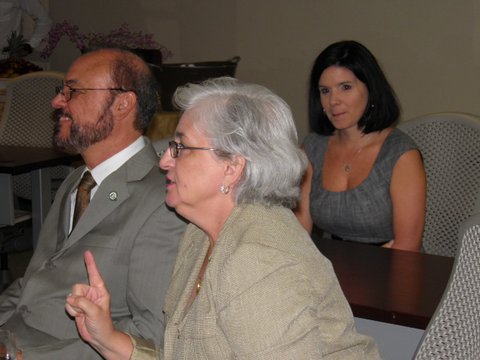 Desde la izquierda, el rector del RUM, doctor Jorge Rivera Santos; y la ingeniera Lueny Morell, gerente de innovaci&oacute;n estrat&eacute;gica y de la Oficina de Servicios de Investigaci&oacute;n de <em>Hewlett Packard</em>; y en segundo plano, la CPA Glenda Irizarry.<br>Suministrada