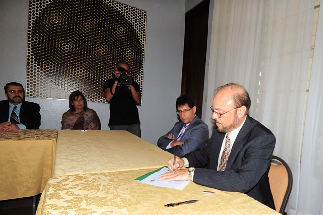 Los doctores Jaime Alberto Camacho y Jorge Rivera Santos, rectores de la UIS y del RUM, respectivamente, renovaron un acuerdo de colaboraci&oacute;n que fortalecer&aacute; el inter&eacute;s en programas de cooperaci&oacute;n.<br>Carlos D&iacute;az / Prensa RUM
