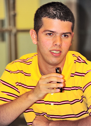 Rafael Soler, del Departamento de Ingenier&iacute;a Qu&iacute;mica, gan&oacute; el primer premio en la m&aacute;s reciente competencia de afiches de la conferencia <em>Materials Science and Technology</em>.<br>Carlos D&iacute;az / Prensa RUM