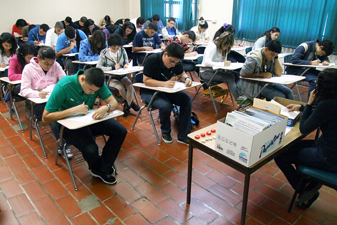 Como parte de la segunda fase, los estudiantes se evaluaron mediante un examen presencial.<br>Suministrada