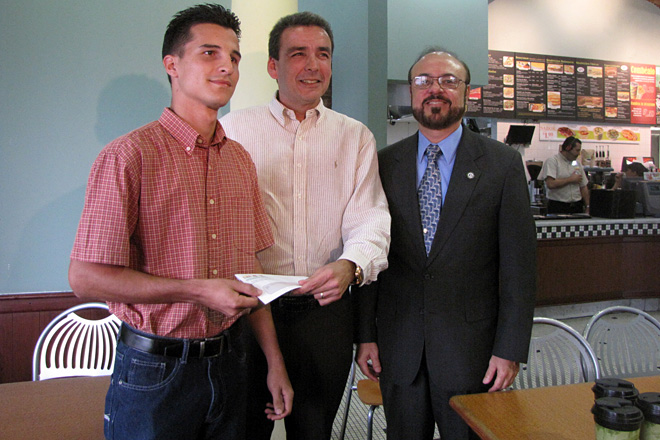 El estudiante galardonado, Orlando A. Gonz&aacute;lez Rivera (a la izquierda), recibi&oacute; una d&aacute;diva de $ 1,000. Lo acompa&ntilde;an en el orden acostumbrado, Felipe P&eacute;rez y el rector Jorge Rivera Santos.<br>Mariam Ludim Rosa V&eacute;lez / Prensa RUM