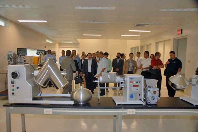 Los representantes de la industria farmac&eacute;utica hicieron un recorrido por las instalaciones que albergar&aacute;n el Centro de Desarrollo y Aprendizaje en Ingenier&iacute;a Farmac&eacute;utica.<br>Carlos D&iacute;az / Prensa RUM