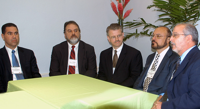 Desde la izquierda, Jos&eacute; S&aacute;nchez, Carlos Ruiz y David Pittman, del Cuerpo de Ingenieros, junto al Rector del Recinto, Jorge Rivera Santos, y el profesor Ismael Pag&aacute;n Trinidad, director de INCI.<br>Archivo