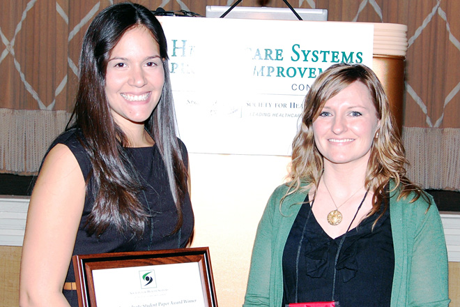 Eulisa junto a la coordinadora de la competencia, la doctora Ashlea Bennett de la Universidad de Arkansas.<br>Suministrada