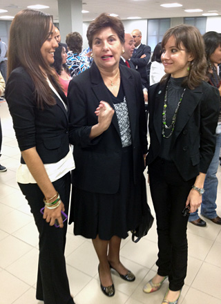 Las alumnas conversan con la jueza Anabelle Rodr&iacute;guez Rodr&iacute;guez.<br>Suministrada
