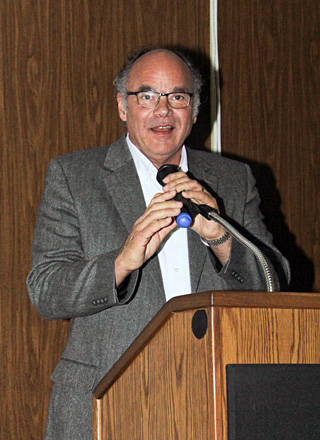 El ingeniero estructural Chris D. Poland dict&oacute; la conferencia <em>Preparing to Discover: Creating Disaster Resilient Communities</em>.<br>Joshua J. Arbelo Robles / Taller de Estudiantes Prensa RUM