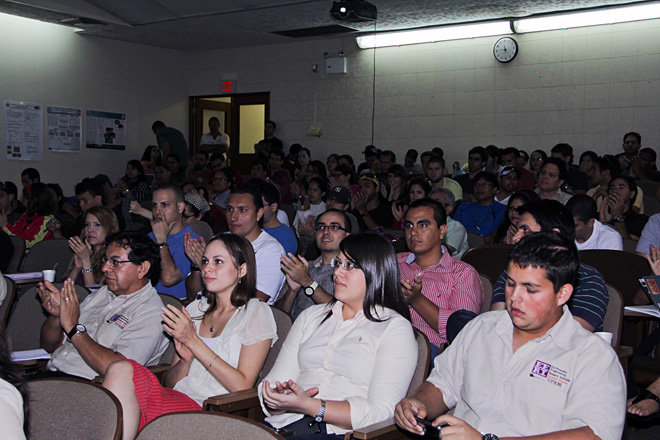 El evento, que tuvo lugar en el Anfiteatro de Ingenier&iacute;a Civil, fue organizado por el cap&iacute;tulo estudiantil colegial de la <em>Earthquake Engineering Research Institute</em> (EERI).<br>Joshua J. Arbelo Robles / Taller de Estudiantes Prensa RUM