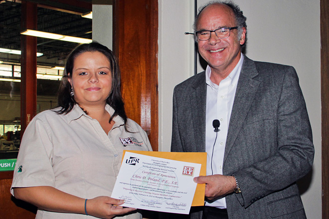 La presidenta del cap&iacute;tulo colegial de la EERI, Ivonne Gonz&aacute;lez Avellanet, entreg&oacute; un certificado de reconocimiento al orador Chris Poland.<br>Joshua J. Arbelo Robles / Taller de Estudiantes Prensa RUM