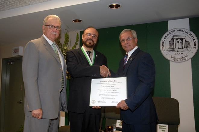 Como dicta el protocolo, tambi&eacute;n recibi&oacute; un diploma, el cual fue entregado por el Presidente de la UPR.<br>Carlos D&iacute;az / Prensa RUM