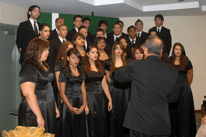 El coro <em>Corium Canticus</em>, dirigido por el profesor Edgar A. V&eacute;lez Montes, deleit&oacute; a la audiencia con varias interpretaciones musicales que incluy&oacute; el famoso Himno Colegial.<br>Carlos D&iacute;az / Prensa RUM
