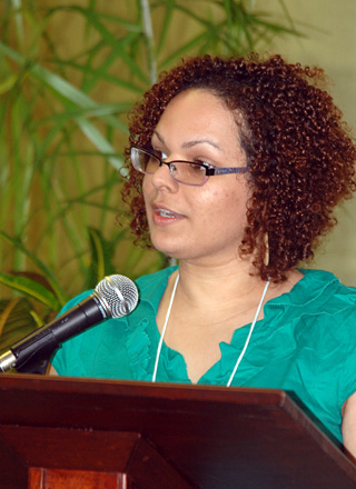 Isabel M. R&iacute;os Torres comparti&oacute; con los presentes las actas del pasado Coloquio.<br>Carlos D&iacute;az / Prensa RUM