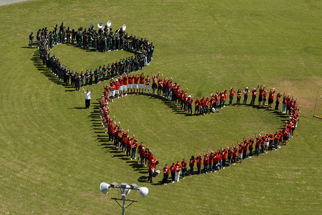 Los estudiantes formaron dos inmensos corazones: uno rojo como color s&iacute;mbolo de la campa&ntilde;a, y otro verde en honor a la solidaridad del RUM con la causa.<br>Carlos D&iacute;az / Prensa RUM
