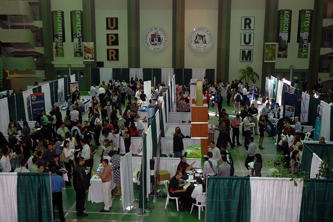 El Coliseo Rafael A. Mangual, sirvi&oacute; nuevamente como punto de encuentro para cientos de j&oacute;venes profesionales que asistieron a la tan esperada Feria de Empleo de Primavera que celebra anualmente el RUM.<br>Carlos D&iacute;az / Prensa RUM