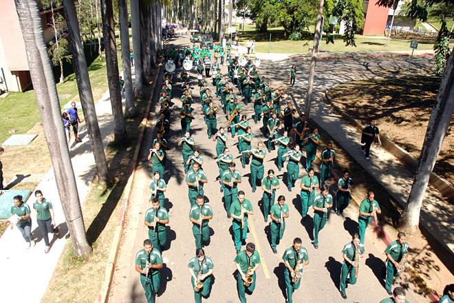 Como ya es costumbre, el desfile de inicio de la Feria fue encabezado por la Banda Colegial y las Abanderadas.<br>Carlos D&iacute;az / Prensa RUM