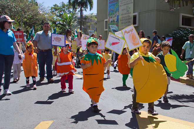 Los ni&ntilde;os del Centro Preescolar del RUM tambi&eacute;n desfilaron representando frutas y animalitos.<br>Joshua J. Arbelo Robles /Taller de Estudiantes Prensa RUM