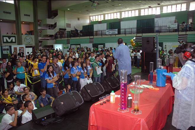 Una de las presentaciones que m&aacute;s llam&oacute; la atenci&oacute;n de los alumnos fue la que ofreci&oacute; el programa educativo Ciencias sobre Ruedas del Departamento de Qu&iacute;mica.<br>Carlos D&iacute;az / Prensa RUM
