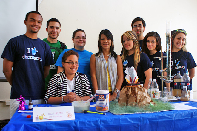 Varios de los integrantes del cap&iacute;tulo colegial de la Sociedad Americana de la Qu&iacute;mica (ACS) que participaron en el <em>Green Chem Demo & Expo</em>.<br>Amer Otero / Taller de Estudiantes Prensa RUM