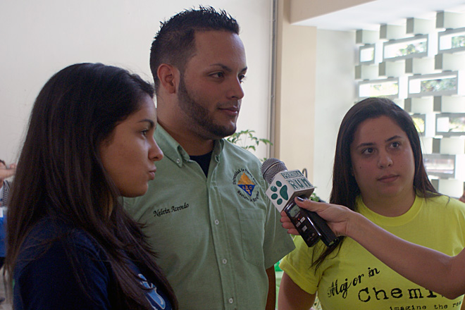 Desde la izquierda, Wilniady Sep&uacute;lveda, Nelvin Acevedo y Karen Laguillo, secretaria, relacionista p&uacute;blico y vicepresidenta, respectivamente, del ACS en el RUM.<br>Amer Otero / Taller de Estudiantes Prensa RUM