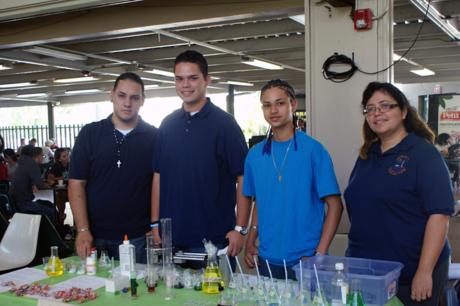 El <em>Chem Club</em> de la Escuela Dr. Pedro Perea Fajardo, de Mayag&uuml;ez, particip&oacute; en la actividad. Desde la izquierda, los alumnos William Castillo, Christian Acevedo y Josu&eacute; Gonz&aacute;lez, junto a su maestra Esther Echevarr&iacute;a.<br>Amer Otero / Taller de Estudiantes Prensa RUM