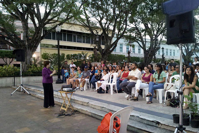 La agenda incluy&oacute; varias charlas sobre el tema de la qu&iacute;mica verde en la Plaza Col&oacute;n de Mayag&uuml;ez.<br>Suministrada