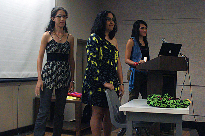 De izquierda a derecha, Ver&oacute;nica Montalvo, Coraly Le&oacute;n y Adaris Acevedo, tomaron la batuta de la actividad y ofrecieron alternativas ante la doble jornada de la mujer. <br>Amer Otero / Taller de Estudiantes Prensa RUM