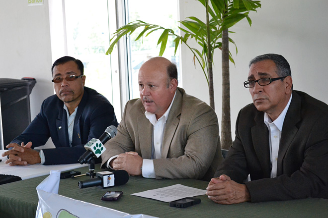 El licenciado Jorge Sosa, director de la Fundaci&oacute;n Mayag&uuml;ez 2010 (centro) destac&oacute; la importancia de esta iniciativa multisectorial. Coincidi&oacute; el licenciado Efra&iacute;n de Jes&uacute;s (a la derecha). En la foto tambi&eacute;n se encuentra Jos&eacute; Perfume (izquierda) del Municipio de Mayag&uuml;ez.<br>Mariam Ludim Rosa / Prensa RUM