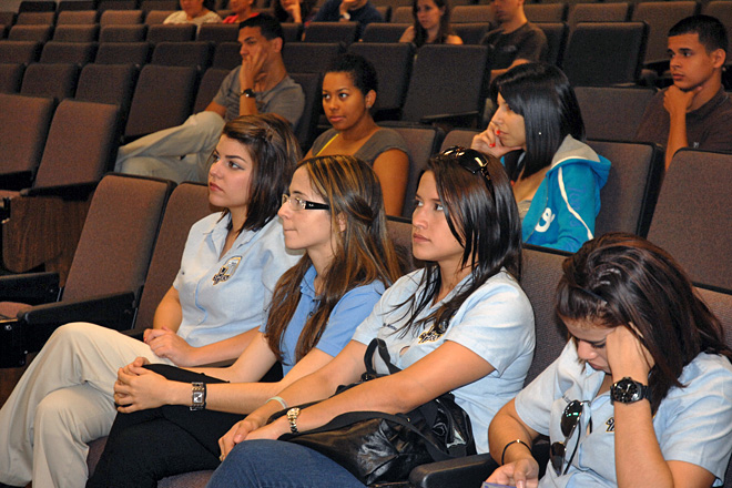 Algunas integrantes del cap&iacute;tulo estudiantil de la SHRM escuchan atentas la primera  conferencia del ciclo.<br>Carlos D&iacute;az / Prensa RUM