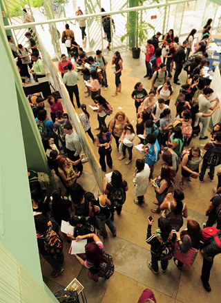 En la exhibici&oacute;n de afiches de investigaci&oacute;n de estudiantes de Ciencias e Ingenier&iacute;a participaron alrededor de 100 colegiales.<br>Carlos D&iacute;az / Prensa RUM
