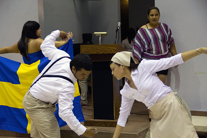 Los alumnos de Suecia prepararon un baile t&iacute;pico del pa&iacute;s como parte de la muestra de talentos.<br>Joshua Arbelo / Taller de Estudiantes Prensa RUM