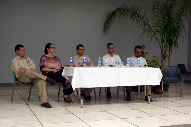 Desde la izquierda, An&iacute;bal Santana, la doctora Edna Ben&iacute;tez, Juan Vel&aacute;zquez, y los profesores Francisco Garc&iacute;a Moreno y Michael Gonz&aacute;lez Cruz, fueron los panelistas del evento.<br>Amer Otero / Taller de Estudiantes Prensa RUM