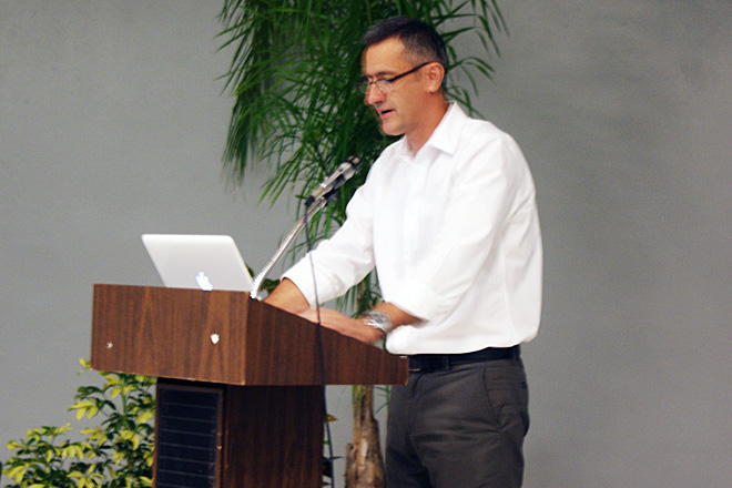 El doctor Francisco Garc&iacute;a Moreno, de ESHI, present&oacute; su visi&oacute;n con un enfoque literario.<br>Amer Otero / Taller de Estudiantes Prensa RUM