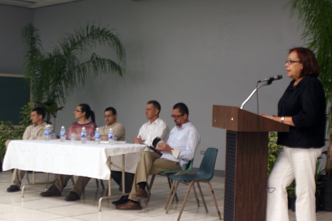 La profesora Aida L. Carrero V&eacute;lez, desde el podio, dirigi&oacute; la sesi&oacute;n de preguntas.<br>Amer Otero / Taller de Estudiantes Prensa RUM
