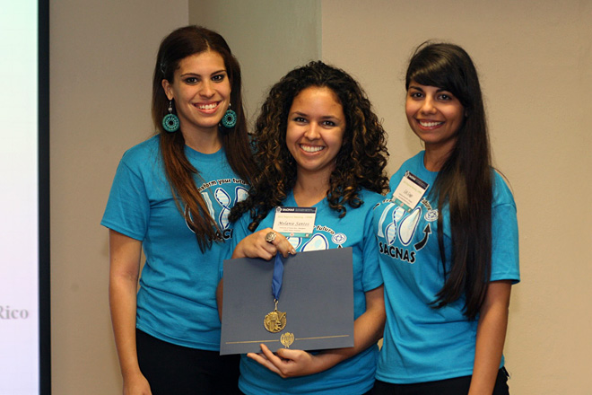 De izquierda a derecha: Mariela Mart&iacute;nez, Presidenta de SACNAS UPRM; Melanie Santos, ganadora del primer lugar; y Liz Lugo, Vicepresidenta de SACNAS UPRM.<br>Suministrada