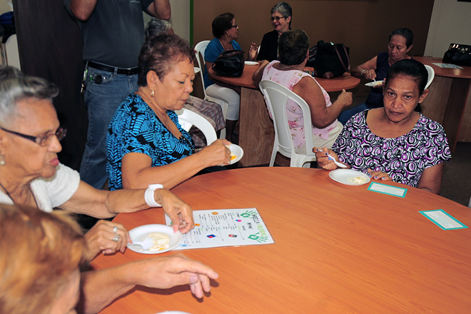 Al finalizar la preparaci&oacute;n de la tarta, los presentes tuvieron la oportunidad de degustarla.<br>Carlos D&iacute;az / Prensa RUM