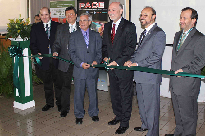Funcionarios de la Universidad y ejecutivos de las compa&ntilde;&iacute;as que integran PACE hicieron un corte de cinta simb&oacute;lico desde el Jard&iacute;n Bot&aacute;nico para representar la renovaci&oacute;n del Laboratorio de Manufactura del RUM.<br>Nelson Vargas/Prensa UPR