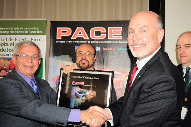 El presidente de la UPR, doctor Miguel A. Mu&ntilde;oz (izquierda) y el rector del RUM, doctor Jorge Rivera Santos (centro) reciben la placa que simboliza el ingreso a PACE. Los acompa&ntilde;a Ken Kessler, de GM (derecha).<br>Carlos D&iacute;az/Prensa RUM