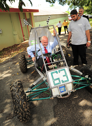 Ken Kessler, de GM prueba uno de los carritos dise&ntilde;ado por los estudiantes de INME.<br>Prensa RUM