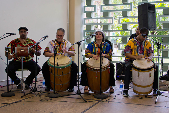 El grupo Plenibom, dirigido por Salazar, ofreci&oacute; un homenaje de tambores y poes&iacute;a al maestro Curet.<br>Joshua Arbelo / Taller Estudiantes Prensa RUM