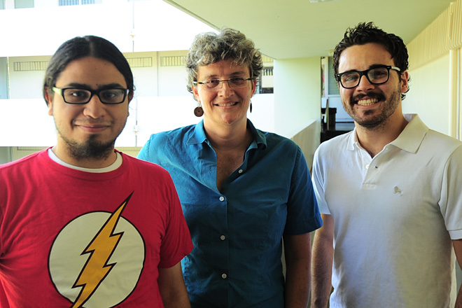 Alejandro Orengo y Francisco Ortiz fueron reconocidos durante el <em>Rinc&oacute;n Film Festival</em>. Les acompa&ntilde;a la doctora Mary Leonard, encargada del Certificado en Cine del RUM.<br>Carlos D&iacute;az / Prensa RUM