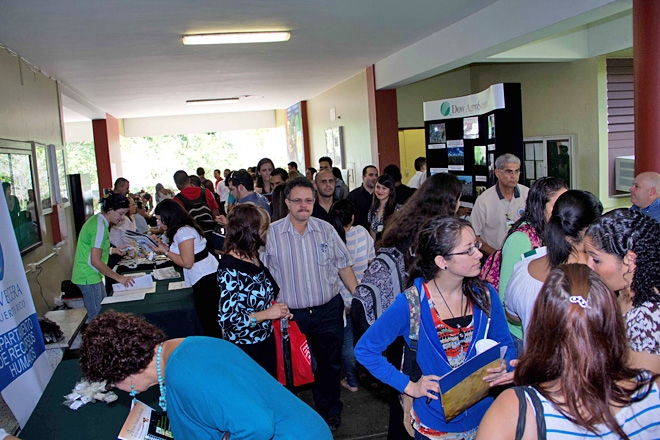 En su d&eacute;cima edici&oacute;n, la Feria de Empleo del CCA reuni&oacute; a 26 agencias locales y federales.<br>Joshua Arbelo / Taller de Estudiantes Prensa RUM