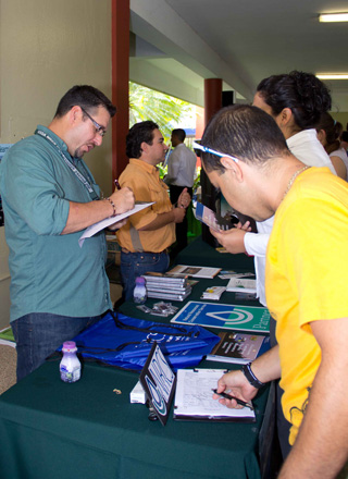 Algunas agencias aprovecharon para entrevistar candidatos durante el evento.<br>Joshua Arbelo / Taller de Estudiantes Prensa RUM