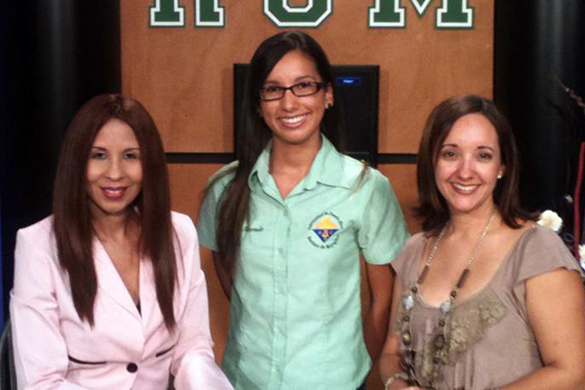 Suasy C. Acevedo tuvo la oportunidad de participar de Foro Colegial. En la foto, la acompa&ntilde;an las doctoras Mariam Ludim Rosa, directora de Prensa RUM, y Nilka Rivera, profesora y mentora del cap&iacute;tulo de la Sociedad Americana de Qu&iacute;mica en el Colegio.<br>Suministrada