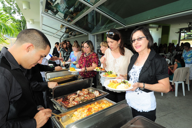 Luego de la bienvenida, los asistentes deleitaron el paladar con un suculento almuerzo, mientras se preparaban para disfrutar del espect&aacute;culo art&iacute;stico del imitador Edgardo Espinoza.<br>Carlos D&iacute;az / Prensa RUM