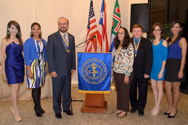Durante la iniciaci&oacute;n, tambi&eacute;n se destacaron como miembros honorarios del Colegio al doctor Jorge Rivera Santos, rector del RUM (tercero desde la izquierda); a la profesora Luisa Seijo y al doctor Juan L&oacute;pez Garriga. En la foto, acompa&ntilde;ados por colegiales de la directiva.<br>Foto Kristian Viruet