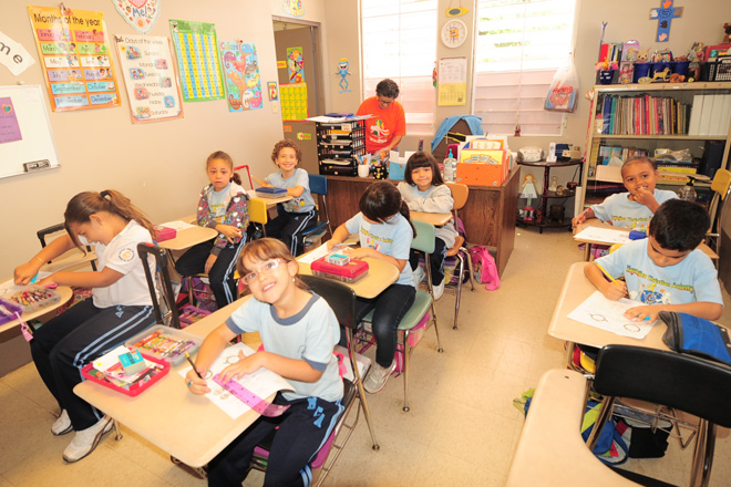 Durante su visita, los estudiantes de enfermer&iacute;a tuvieron la oportunidad de interactuar con los ni&ntilde;os y realizar diversas pruebas de prevenci&oacute;n.<br>Carlos D&iacute;az / Prensa RUM
