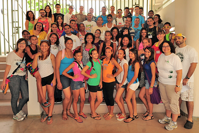 Los 58 j&oacute;venes que formaron parte del <em>Campamento Acceso pa�l &eacute;xito</em>, junto a los l&iacute;deres colegiales y la doctora Lissette Rol&oacute;n, segunda desde la derecha.<br>Carlos D&iacute;az / Prensa RUM