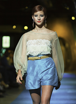 La modelo Adriana Arce desfila con un dise&ntilde;o de Orlando Emanuel.<br>Radical Light Photography