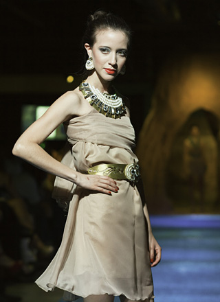 Lorraine Fel muestra las joyas y accesorios de Krystalos.<br>Radical Light Photography