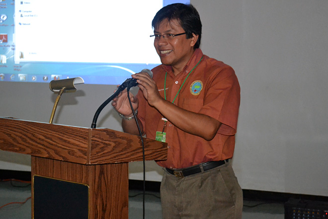 El doctor V&iacute;ctor Hu&eacute;rfano, director interino de la Red S&iacute;smica de Puerto Rico, durante su mensaje de bienvenida al taller.<br>Mariam Ludim Rosa / Prensa RUM
