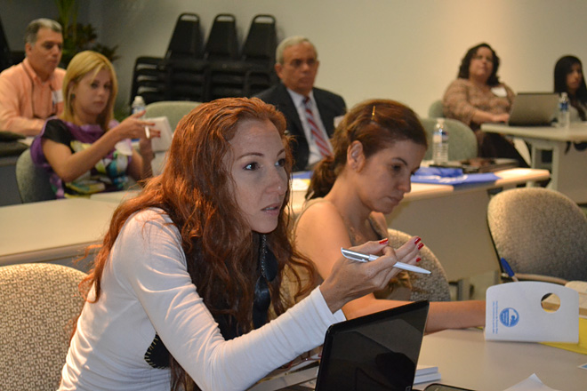 Daileen Joan Rodr&iacute;guez, presidenta de la Asociaci&oacute;n de Periodistas del Oeste, interact&uacute;a con uno de los conferenciantes.<br>Mariam Ludim Rosa / Prensa RUM